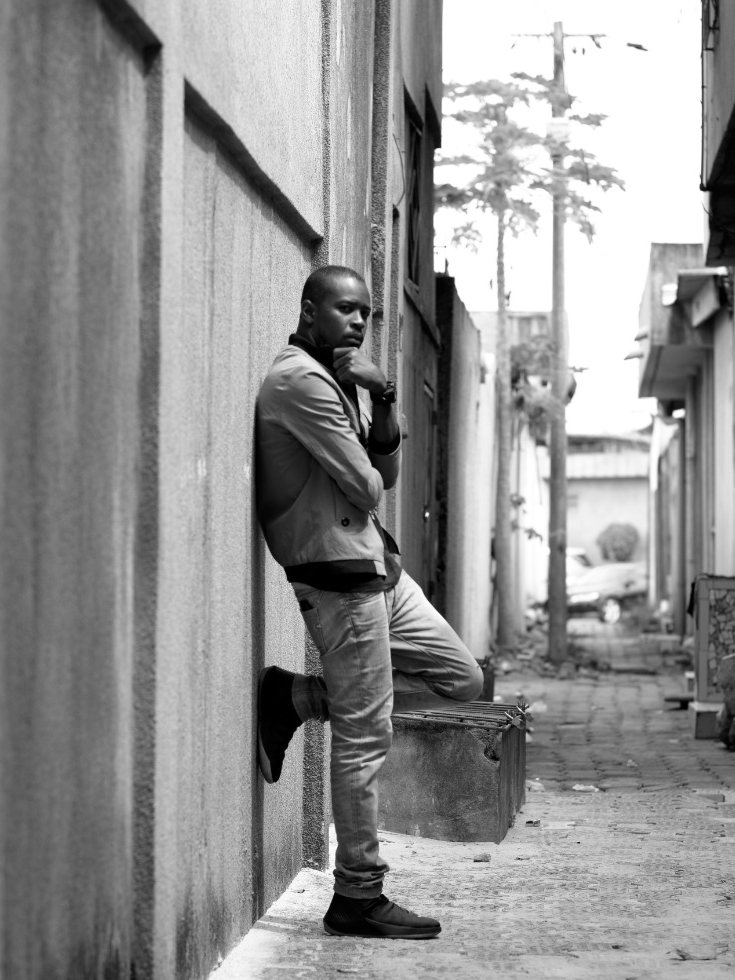 Despy adossé au mur d'une ruelle, noir et blanc