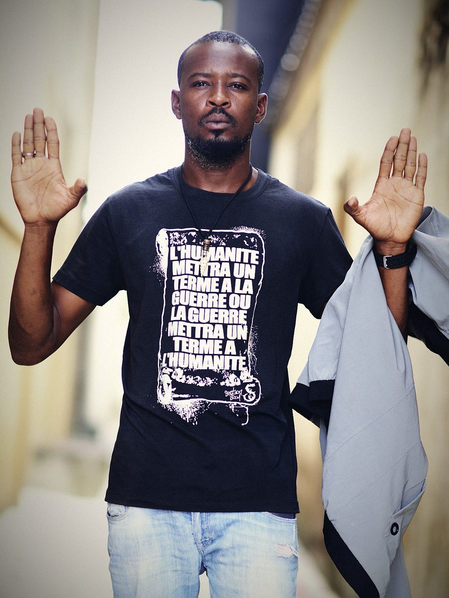 Despy, mains levées, t-shirt noir