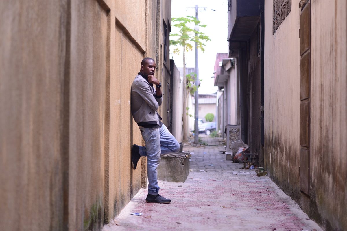 Despy adossé au mur d'une ruelle d'Abidjan, en couleur